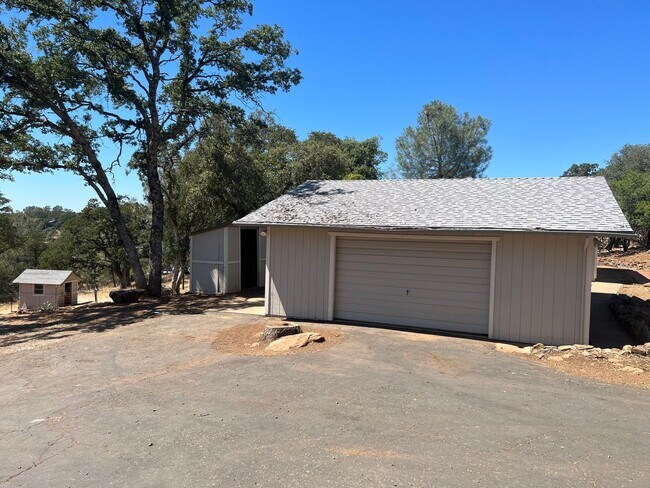 Building Photo - Beautiful 3 bed 2 bath on Property with a ...