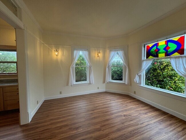 Building Photo - 3 or 4 bedroom, 2.5 bath very special home