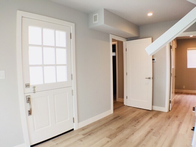 Frente y puerta al lavadero Cama 3 - 31501 Burnside Pl