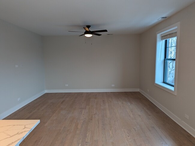 Building Photo - 2058 W Montrose Ave