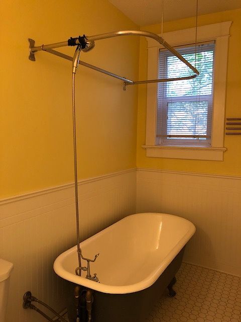 Building Photo - 1411 Centre St S