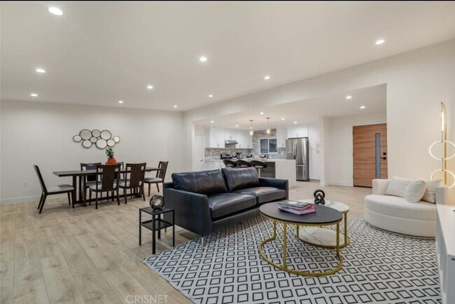 Building Photo - 5115 Rigoletto St