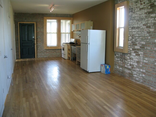 Building Photo - 3213 S Lituanica Ave