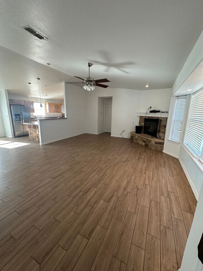 Building Photo - Private 3 Bed Home Lots of Room!