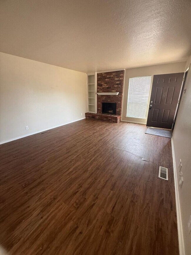 Foto del edificio - 221 Skylark Ct