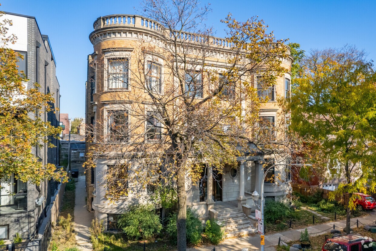 Primary Photo - 662 W Wellington Ave