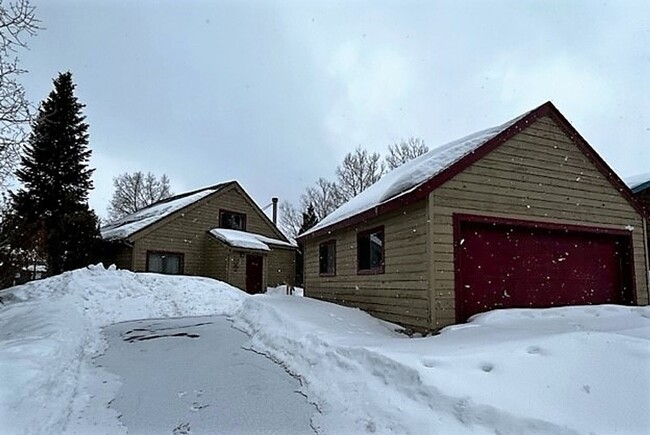 Building Photo - 305 N Chipmunk Cir