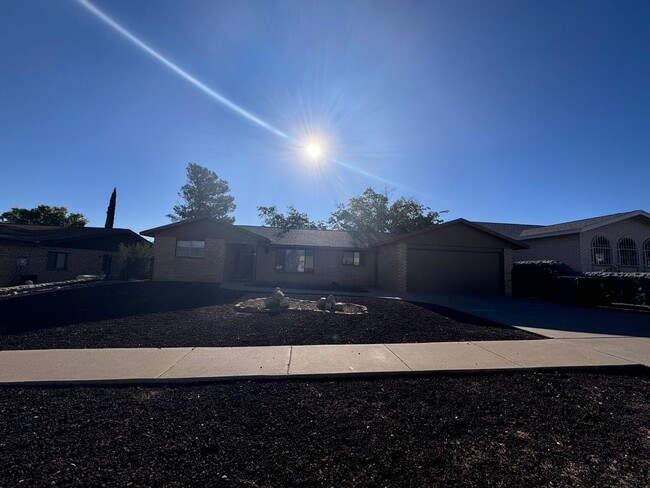 Foto del edificio - $500 off first months rent, Nice Home in the Telshor Area