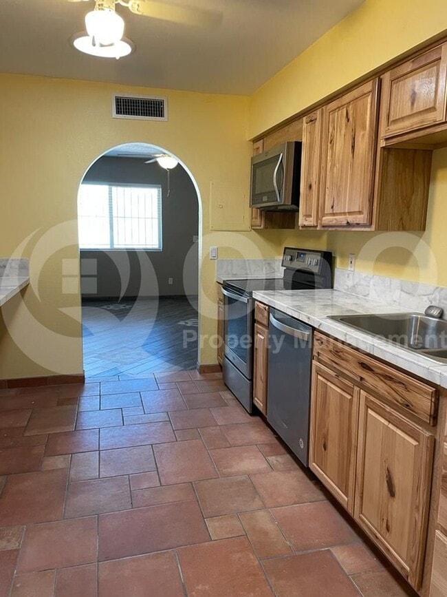 Building Photo - 2831 N Fontana Ave