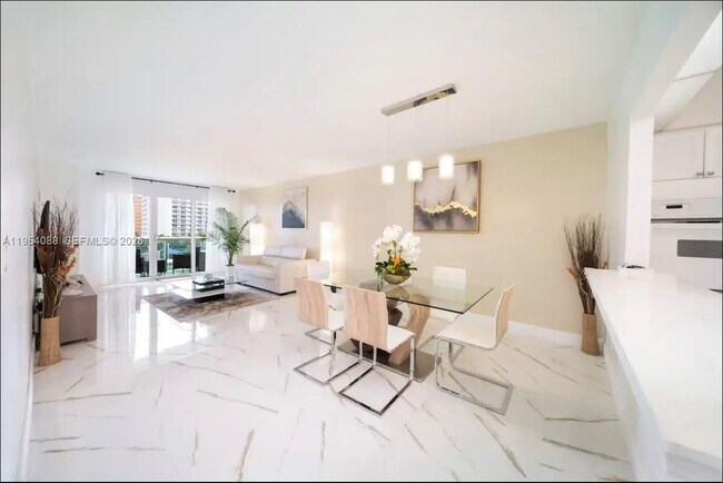 Foto del edificio - 19370 Collins Ave