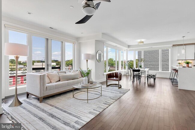 Foto del edificio - Sunny & Spacious NoMa penthouse with off-s...