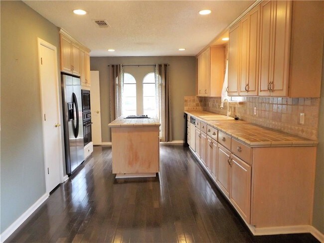 Building Photo - 3105 Kingsbridge Dr
