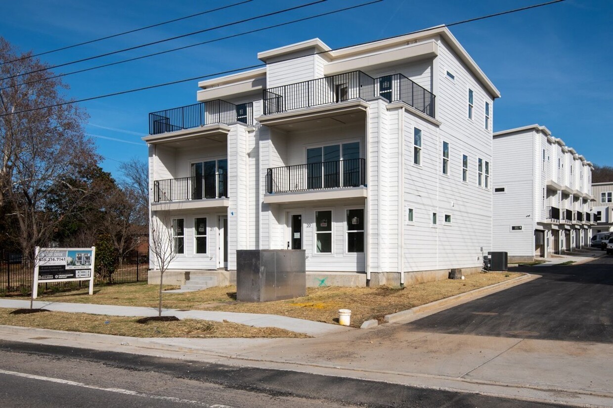 Primary Photo - Beautiful New Construction from Nashville'...