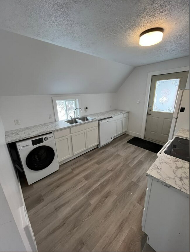 Photo du bâtiment - Spacious 3-bedroom, 1-bathroom apartment in a fantastic downtown location!