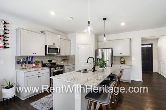 Building Photo - Custom DR Horton Home in Popular Overlook at Camp Creek/ Attention to Detail / Fantastic Location