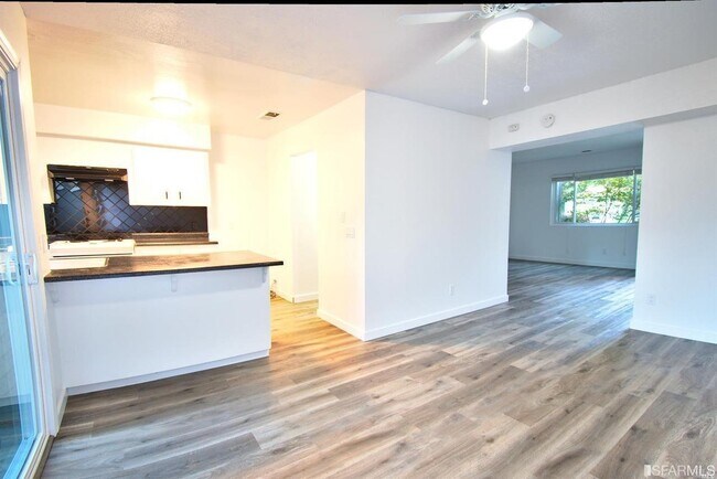 Building Photo - 31 Oliva Dr