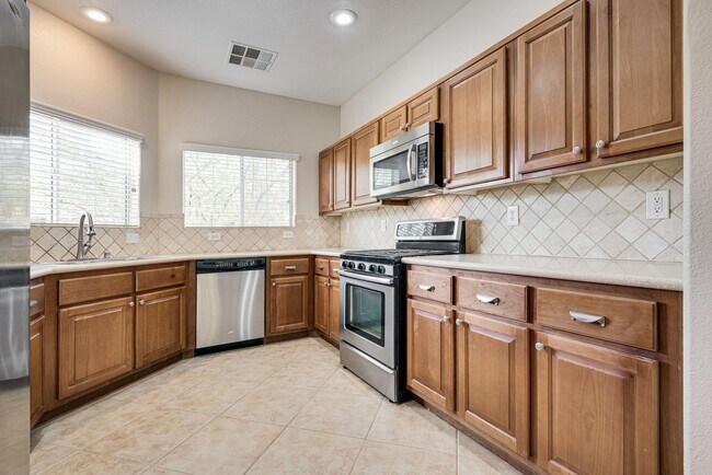 Foto del edificio - Spacious 3-Bedroom Home Featuring Downstai...