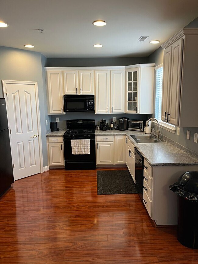 Foto del edificio - 3BR Townhome in Abingdon: Deck, Assigned Parking, Pool, Gym + W/D