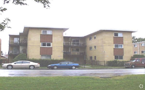 Primary Photo - 4622-4624 N River Rd
