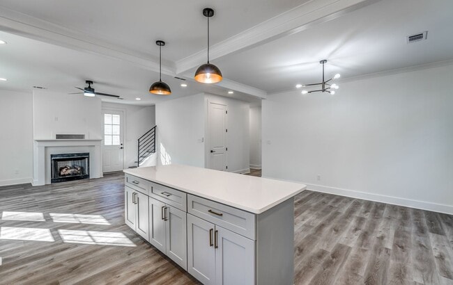 Foto del edificio - Modern Comfort + Extra Space — Beautiful 3BR/2.5BA Home on Foster Ave!