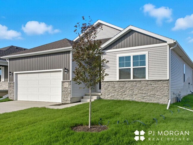 Building Photo - Spacious, Stylish, and Ready for You!