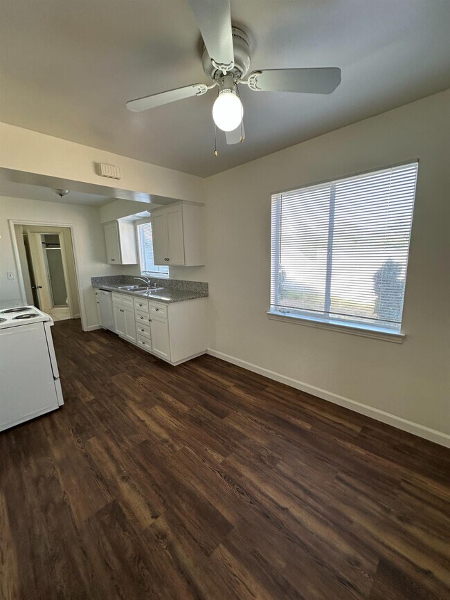 Foto del edificio - 3046 E Robinson Ave