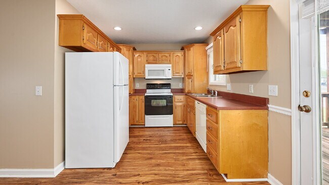 Foto del edificio - Now Ready: 2BR, 1 1/2 BA condo, upstairs unit. (Please do not apply without speaking with us first.)