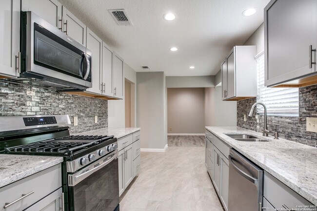 Building Photo - 4238 Havenview Dr