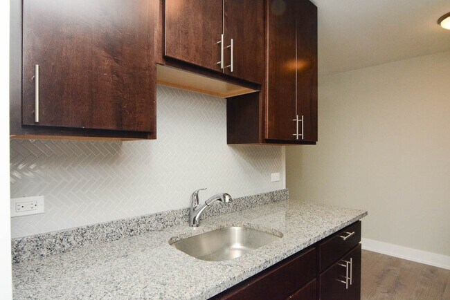 Building Photo - 533 W Surf St