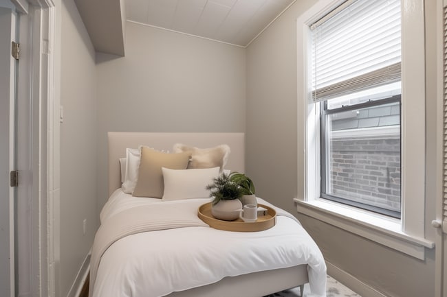 Building Photo - 2031 W Moffat St