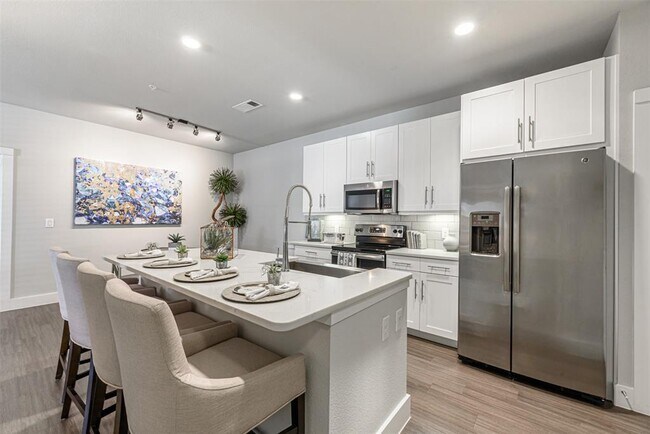 Foto del edificio - 4711 LJ Pkwy