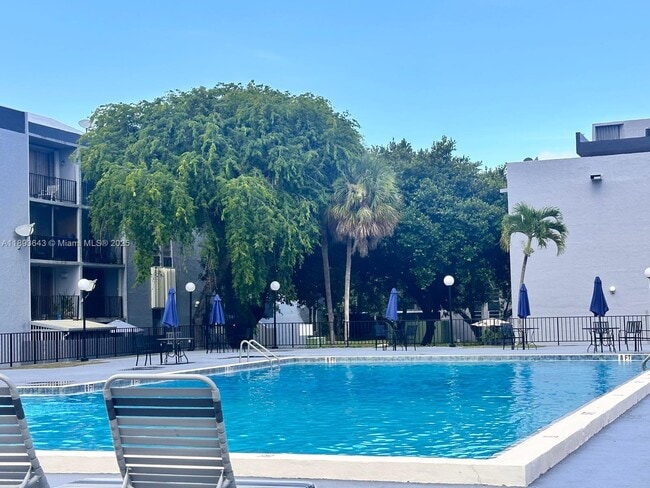 Foto del edificio - 8801 W Flagler St