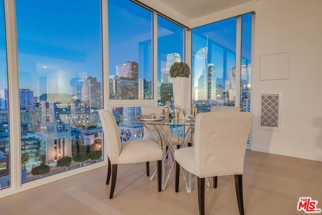 Foto del edificio - 1050 S Grand Ave