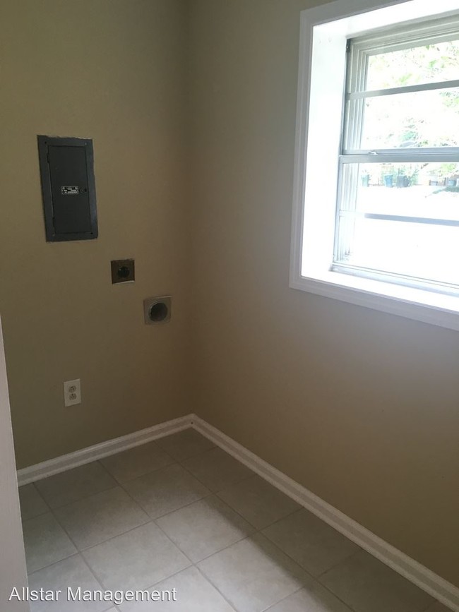 Building Photo - 3 br, 1.5 bath House - 2202 Cedarwood Cove