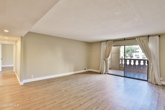 Foto del edificio - 7920 E Camelback Rd