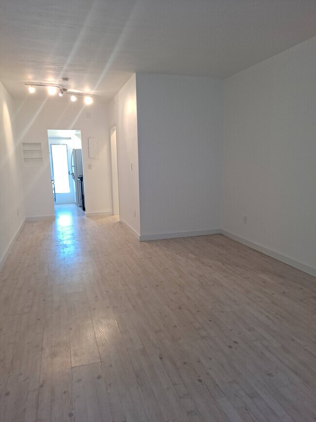 Building Photo - 7800 Harding Ave