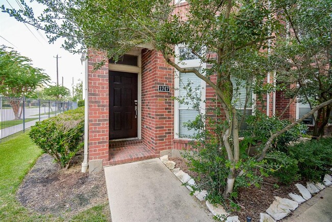 Building Photo - 1747 Hadley St
