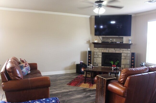 Building Photo - Fantastic home located in West Hill