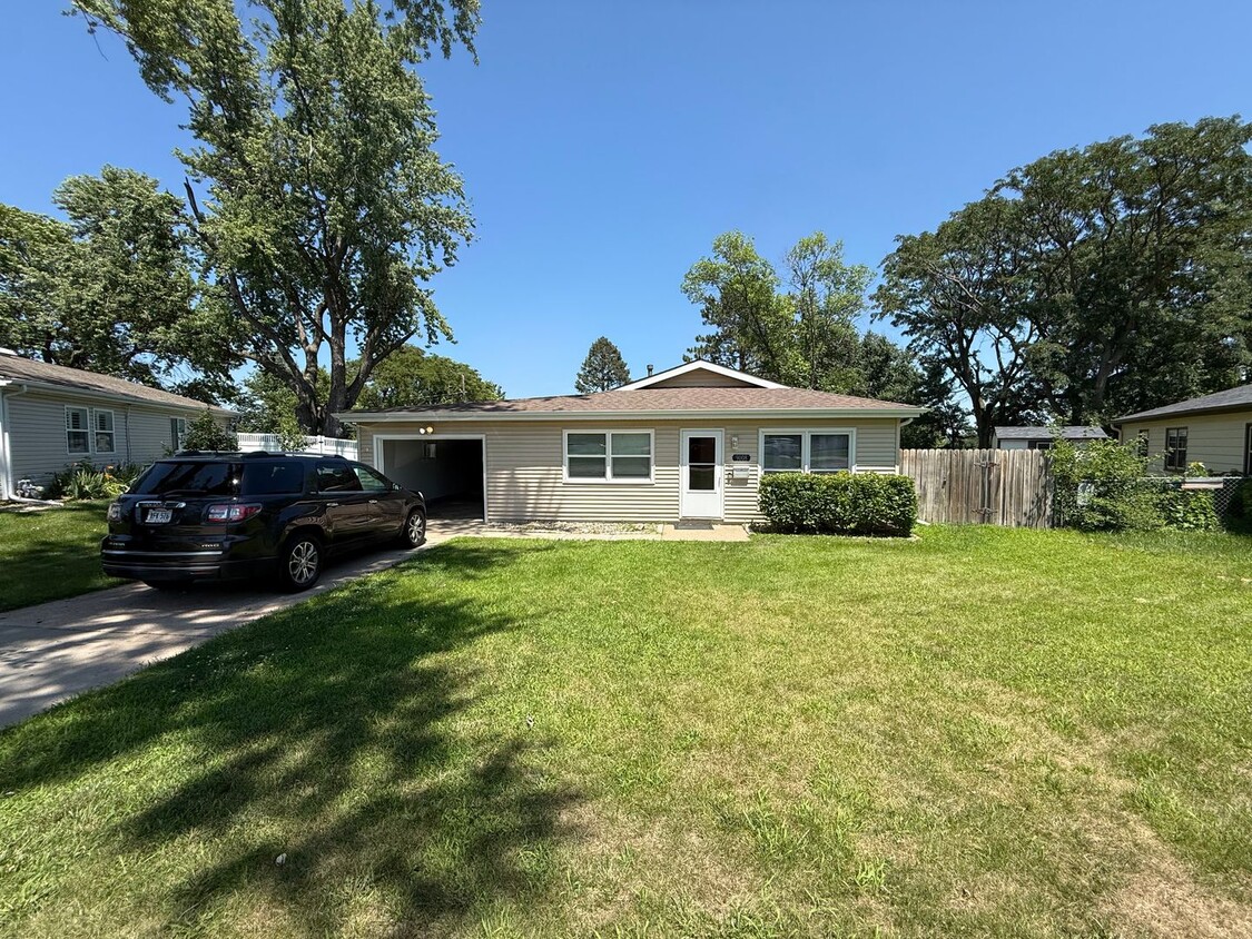 Primary Photo - Renovated 4 Bedroom 2 Bathroom