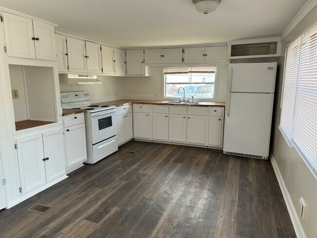 Building Photo - 1202 Lake Rd