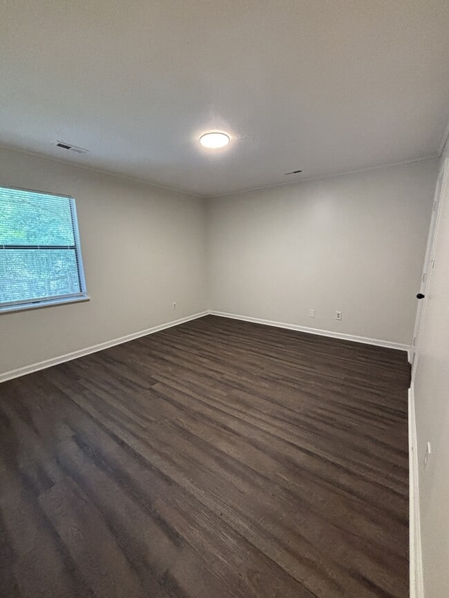 Building Photo - Newly Updated 2 BR 2 Full Bath Townhome ne...