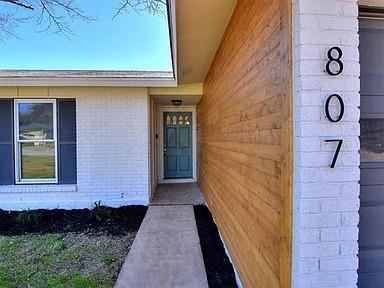 Primary Photo - 807 Chisholm Valley Dr