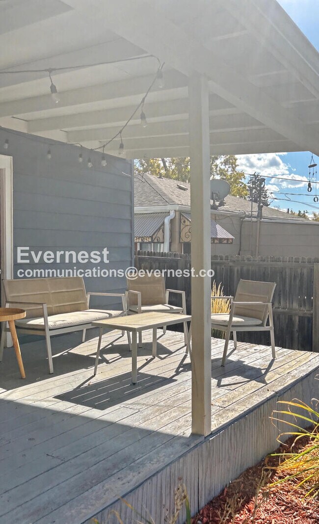 Building Photo - 3 Bed, 1 Bath Home with Fenced Yard / Available Soon!