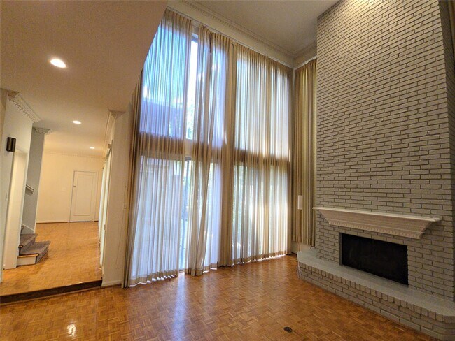 Foto del edificio - 9731 Briar Forest Dr
