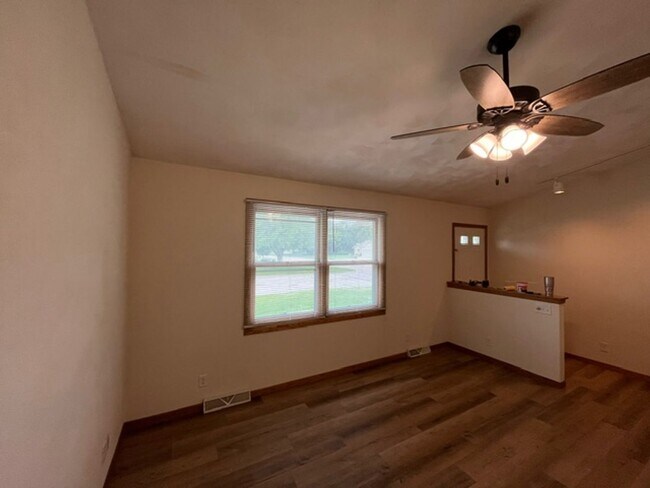 Building Photo - 305