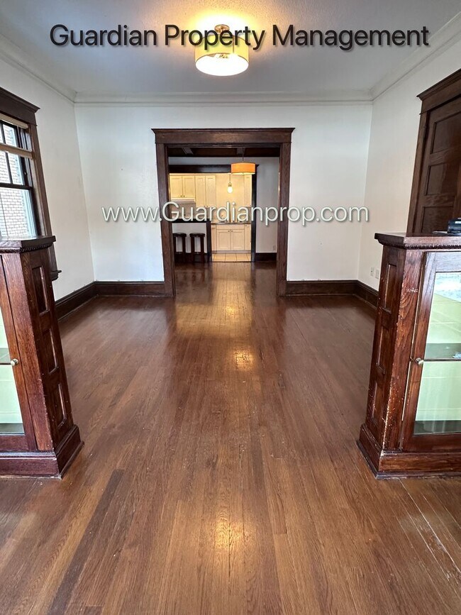 Foto del edificio - Spacious Condo With Office, Dishwasher, 1 Parking Space, Hardwood Floors, Free Laundry