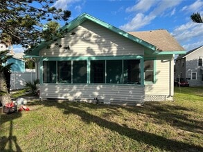 Building Photo - 711 Davis St
