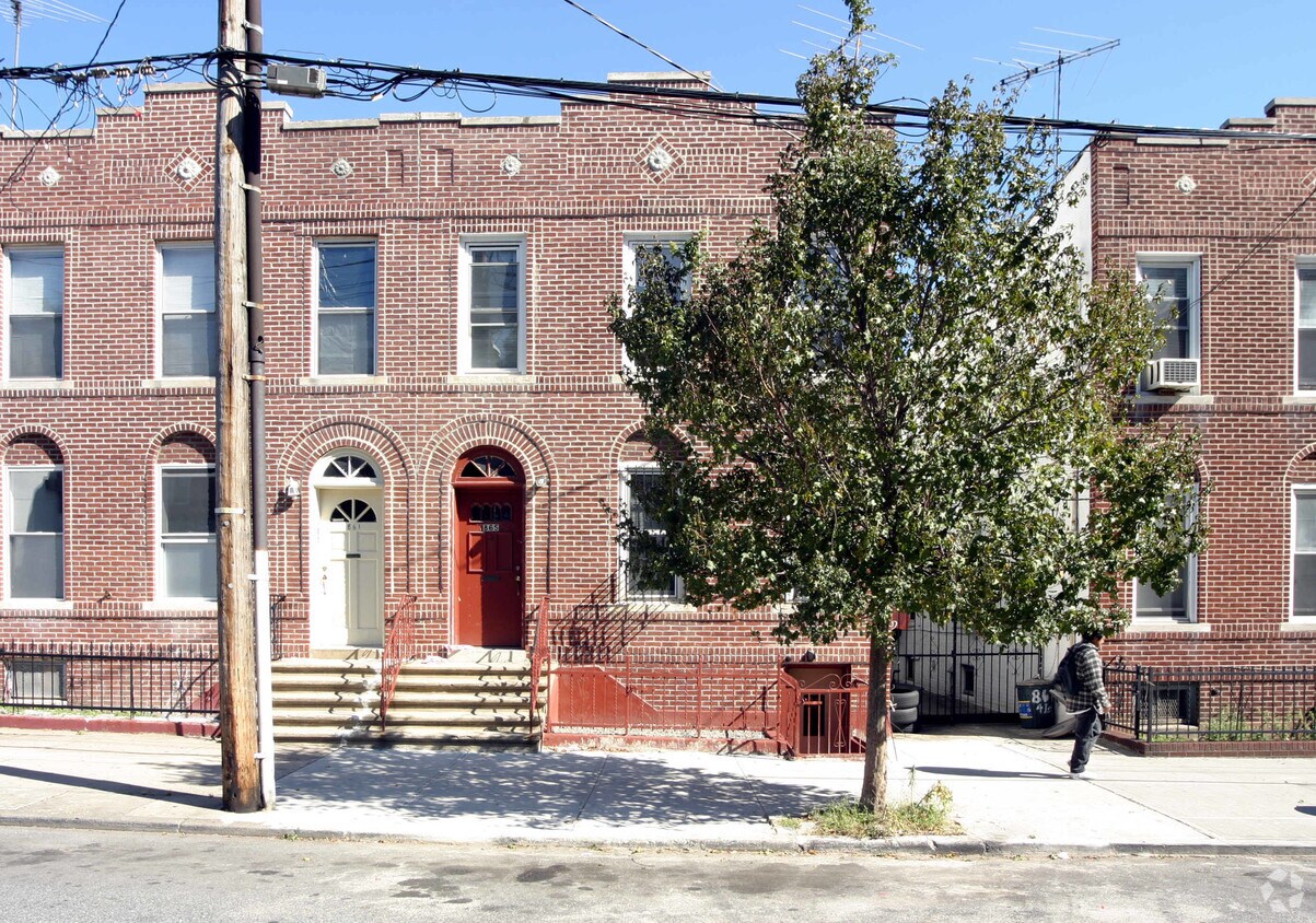 Primary Photo - 865 41st St