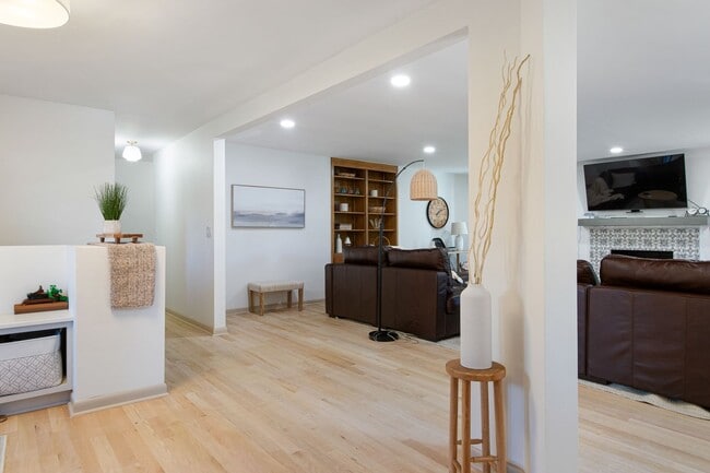 Building Photo - 5 Bed/4.5 Bath Undergrads OK Close to VT