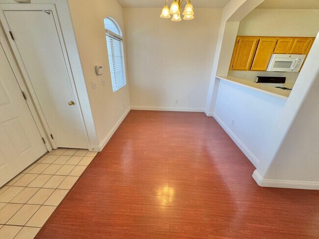 Building Photo - ** SUPER SUMMER SPECIAL!! $500 Off First Month's Rent**   Beautiful 2 bedroom townhome with 2 car...